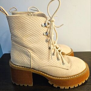 Mia Off White Platform Boots Size 6